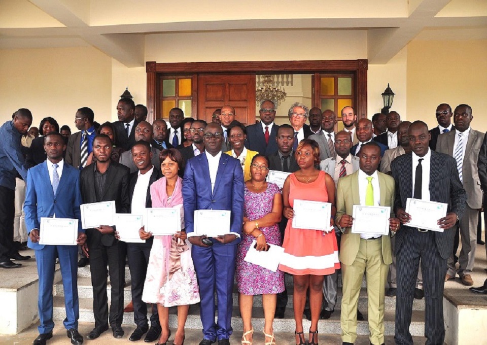 Photos de famille après la remise des diplômes en compagnie des autorités
